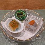 日本料理 とくを - 先付　丹波の黒豆生湯葉　雲丹のせ、万願寺唐辛子の焼きびたし、鯛の中落ちの煮こごり