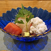 日本料理 とくを - お造り　愛媛県八幡浜の鯛、鱧　梅肉で、近海の本マグロ