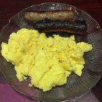 Plaza Court Restaurant - スクランブルエッグ＆真っ黒焦げのウインナー。。