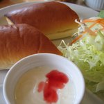 ティーポット - ハンバーグシチューのサラダとパンほか
