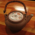 瞠 - スープ割りは可愛い急須で提供されます