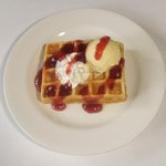 フチ - 料理写真:ワッフルセット　640円（ストロベリー・ブルーベリー・チョコ・小倉・プレーン）