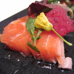 ア・ニュ ルトゥルヴェ・ヴー - タスマニアサーモンの炭火焼き断面（11.2月）