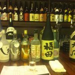 居酒屋 感 - カウンターに並べられた焼酎たち