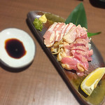 餃子酒場やをら - 甘露醤油で頂く鶏のたたき♥