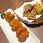 餃子酒場やをら - カマンベールチーズフライと鳥皮のせんべい