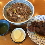 服部屋 - 肉めし 580円  串 220円