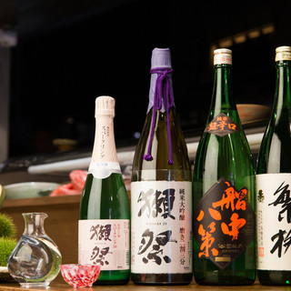 【引き立てあう日本酒と魚】おちょこの日本酒は一年中美味しい！