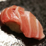 토로 (medium-fatty tuna)