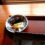 炭焼き ミンナミ食堂 - 昆布と香の物。昆布は出汁取った後のかな？