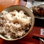 炭焼き ミンナミ食堂 - 雑穀米。オコゲIN！