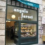 Angelo Feroci - お店の外観です　結構目立ちます