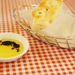 Arancino on Beachwalk - フォカッチャとオリーブオイル