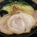 ラーメン&Bar 友 - 鶏白湯ラーメンの白のチャーシューメン