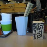 つけ麺 五ノ神製作所 - 竹のお箸に調味料