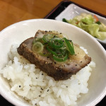 大石家 - 『小ライス』50円（税込）
浅漬け付き。チャーシューと葱をのせて黒胡椒で♡