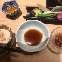 飛騨牛一頭家 馬喰一代 名古屋WEST - 左‥自家製豆腐／中‥タレ／温野菜&スティックの自家製味噌