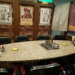 Niku To Sakana Issumboushi - 禁煙のテーブル席です。