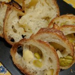 ル・プチメック東京 - 上：バゲット・シトロン　下：オリーヴバゲット