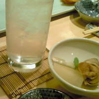 築地青空三代目 本店 - 焼酎水割り＋カットレモン