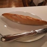 ヴィラ・デル・ソル - スモールバゲット。硬いクラストの食感が好評です。