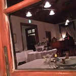 ヴィラ・デル・ソル - 外は闇。窓に映るレストランもシックです。