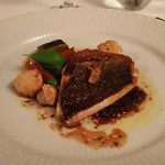 ヴィラ・デル・ソル - イサキの黒オリーブソース