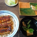 うなぎ専門店 本多 - 一切れ丼でも さびしさ感じさせません
      いや さびしいかな？？
      白焼き  笹すしも 〜〜一人なもんで・・・