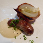 ステラート - サルチッシャ、玉ねぎのオーブン焼き
      新玉ねぎのピュレ