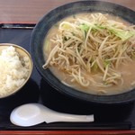 お肉の産直　ヴィラ工房 - みそラーメンと無料ライス