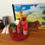 新中華 - 卓上の調味料