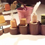 イレテテュヌフワ - 席数が足りなくなり、切株ベンチも・・・