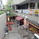 Yakiniku Kurobaramon - 慶應仲通り商店街から階段を降ります