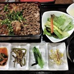 Yakiniku Kurobaramon - 黒バラ重〈青〉980円。ご飯大盛りサービス