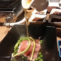焼肉 うしみつ 恵比寿本店 - 牛時雨煮　コンソメスープを目の前でかけてくれる