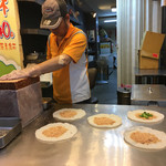 九份阿珠雪在燒 - 皮にピーナッツを入れ、この後アイスを入れる