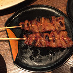 炭焼地鶏 まくら - 黒皮