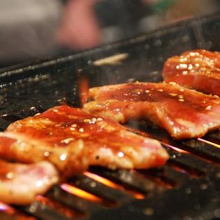熟練したスタッフが焼き上げる、旨味を引き出した豚焼肉が魅力
