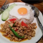 バンコク屋台 カオサン - 2017/6ガイガパオラートカオ890円（税込）