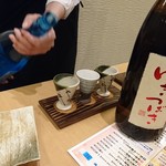 Sushi Sakaya Ippo - 飲み比べセットをお酌