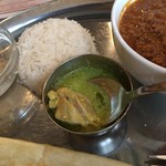 アーンドラ・ダバ - ライスとサービスのチキンカレー