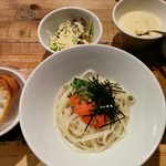 ビストロ バンケット - めんたいパスタ(S)バゲットつき680円〈サラダ、デザートはチラシ持参のサービス〉右上は粉チーズとハラペーニョソース