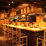 まる福 - カウンター席も完備