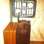 Ginza Ojuri - 下足箱の近くの、木製の、傘入れです。