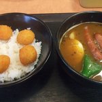 Koko Ichi Banya - ソーセージスープカレーに、うずら卵フライトッピング　御飯少なめ