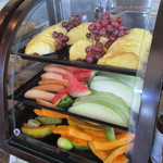 Kings Land Bistro & Lounge - 朝食ビュッフェのフルーツ