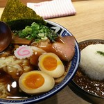 風は南から - 醤油わんたん麺 900円、牛すじカレー 300円、味玉 100円