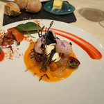 レストラン 間 - 前菜1　ヒラメの昆布〆と柳タコの彩り トマトのデクリネゾン