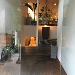 カフェ・ドン バイ スフェラ - 半地下に、降りて行きます。