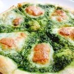 スィートガーデン  - モッツァレラとバジルソースのピザ